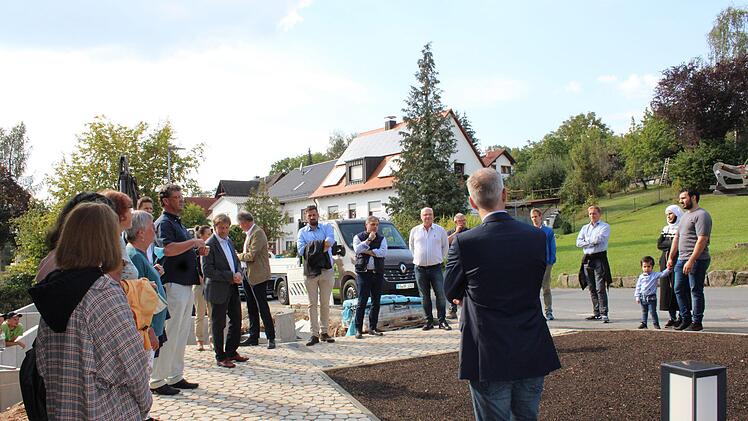 Vor der Wohnungsführung bergrüßte Alexander Dworschak, der Geschäftsführer der GWS Forchheim, die Interessenten. Foto: Vera Schiller