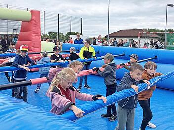 Menschen-Kicker, Duelle auf dem DFB-Feld, Torwandschießen, Fußballgolf und auch andere witzige Stationen gab es beim Schulfest der Grund-und Mittelschule Thulbatal.