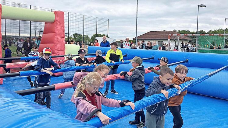 Menschen-Kicker, Duelle auf dem DFB-Feld, Torwandschießen, Fußballgolf und auch andere witzige Stationen gab es beim Schulfest der Grund-und Mittelschule Thulbatal.