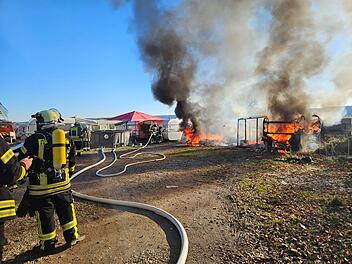 Feuerwehr über Einsatz bei Freizeitland Geiselwind: Wohnwägen brannten