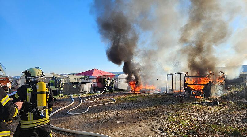Feuerwehr über Einsatz bei Freizeitland Geiselwind: Wohnwägen brannten