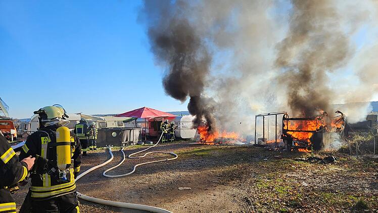 Feuerwehr über Einsatz bei Freizeitland Geiselwind: Wohnwägen brannten