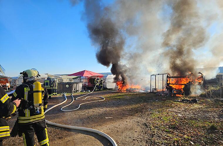Feuerwehr über Einsatz bei Freizeit-Land Geiselwind: Wohnwägen brannten