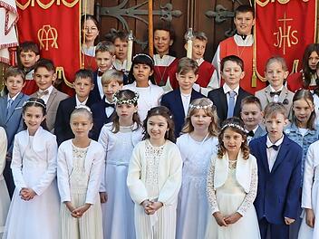 Die Weismainer Kommunionkinder stellten sich nach dem Gottesdienst zum Gruppenbild.