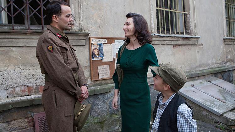 Gut, wenn man einen Besatzer kennt: Der belgische Soldat Ren&eacute; Valmund (Nikolai Kinski) k&uuml;mmert sich um Sophie (Sarah Horvath) und ihren kleinen Sohn Paul (Luis Vorbach).