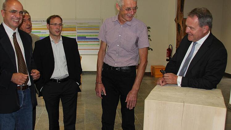 "So gefällt's mir", meinte Heubisch (rechts) ob der Zusammenarbeit zwischen Schule und Revierförster Wolfgang Gnannt, der diesen massiven Pappelstamm zur Verfügung stellte. Über solche Komplimente freute sich Schulleiter Dünisch mit Kurt Sieber, MdL Karsten Klein und Alfred Neugebauer (von links).