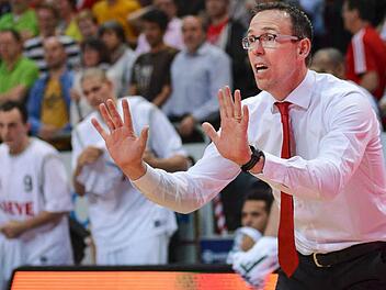 Der Bamberger Trainer Chris Fleming gibt Anweisungen am Spielfeldrand. Am Montag ist er zu Gast beim Brose Baskets Talk im Eckerts. Foto: David Ebener/dpa