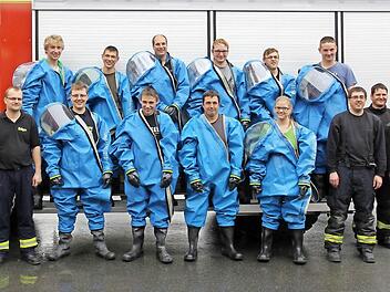 Ausbilder Mirko Gahn (ganz rechts) beglückwünschte zu einer erfolgreichen Lehrgangsteilnahme die "Blaumänner" (von links) Michael Peschel, Bastian Weidner, Tobias Stengel, Timo Seelmann, Christian Wagner, Sebastian Skalischus, Florian Wagner, Patrick Backert, Laura Heid und Andreas Zapf. Er zeigte sich stolz, dass Laura Heid als einzige Teilnehmerin den Männern gegenüber ihre Frauenpower bewies. Foto: privat