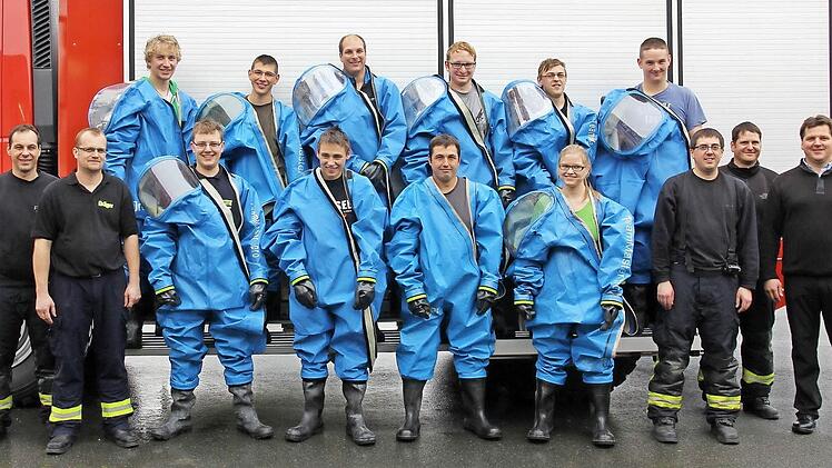 Ausbilder Mirko Gahn (ganz rechts) beglückwünschte zu einer erfolgreichen Lehrgangsteilnahme die "Blaumänner" (von links) Michael Peschel, Bastian Weidner, Tobias Stengel, Timo Seelmann, Christian Wagner, Sebastian Skalischus, Florian Wagner, Patrick Backert, Laura Heid und Andreas Zapf. Er zeigte sich stolz, dass Laura Heid als einzige Teilnehmerin den Männern gegenüber ihre Frauenpower bewies. Foto: privat