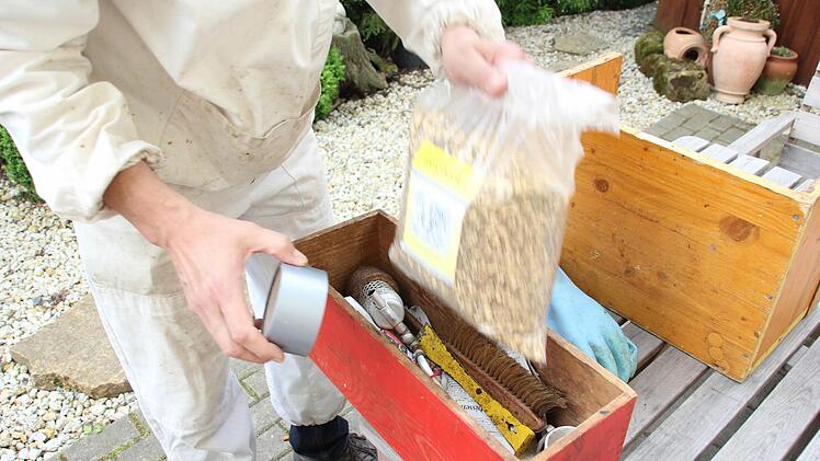 Klaus Ruppert mit dem Handwerkszeug und den Tabak Foto: Friedwald Schedel