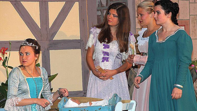 Aufführung des Märchens "Rumpelstilzchen" auf der Freilichtbühne im Schrimpf'schen Schloss  Foto: Dieter Britz