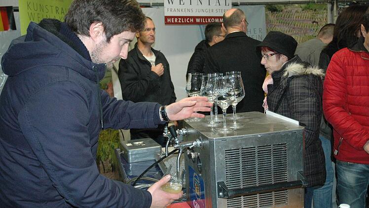Fränkisches Bier beim französischen Weihnachtsmarkt - der absolute Renner. Max Göller freut sich über den Erfolg.