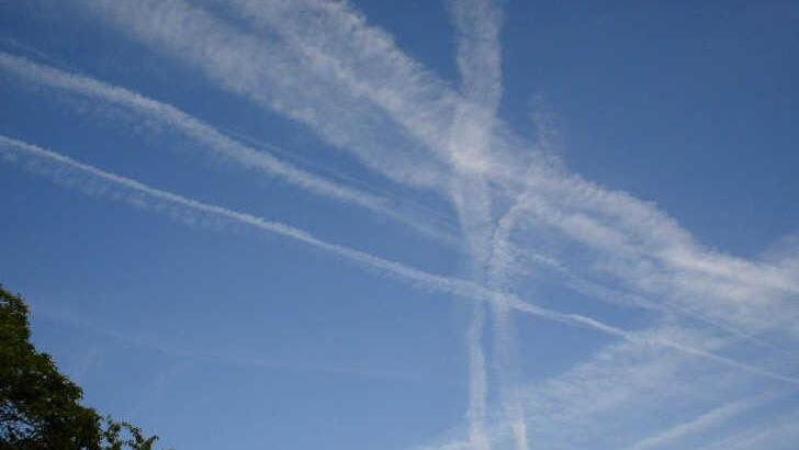 Schachbrettartig angeordnete, an den Rändern ausgefranste Wolkenstreifen, die oft über Stunden am Himmel hängen: Darin sehen Skeptiker einen Beweis dafür, dass aus Flugzeug-Triebwerken mehr rauskommt als nur die Abgase verbrannten Kerosins. Die Argumente sind unter anderem im Internet auf www.sauberer-himmel.de nachzulesen.  Foto: privat