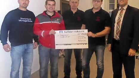 Der Stammtisch "Montagsr&auml;uber" unterst&uuml;tzt die "Helfer-vor-Ort"-Gruppe mit einer gro&szlig;herzigen Spende - hier (von links) Matthias Prasser, Florian Lemnitzer, Waldemar Betz, Frank Fischbach sowie B&uuml;rgermeister Timo Ehrhardt bei der Spenden&uuml;bergabe.  Foto: Heike Sch&uuml;lein