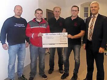 Der Stammtisch "Montagsr&auml;uber" unterst&uuml;tzt die "Helfer-vor-Ort"-Gruppe mit einer gro&szlig;herzigen Spende - hier (von links) Matthias Prasser, Florian Lemnitzer, Waldemar Betz, Frank Fischbach sowie B&uuml;rgermeister Timo Ehrhardt bei der Spenden&uuml;bergabe.  Foto: Heike Sch&uuml;lein
