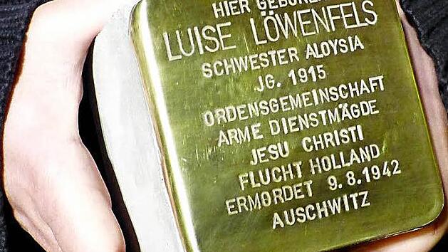 Am Stolperstein für Schwester Aloysia Luise Löwenfels versammelten sich die Trabelsdorfer zum Gedenken an alle Opfer des Holocaust.  Foto: Marion Krüger-Hundrup