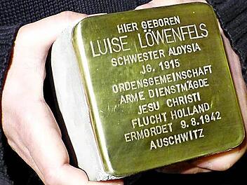 Am Stolperstein für Schwester Aloysia Luise Löwenfels versammelten sich die Trabelsdorfer zum Gedenken an alle Opfer des Holocaust.  Foto: Marion Krüger-Hundrup