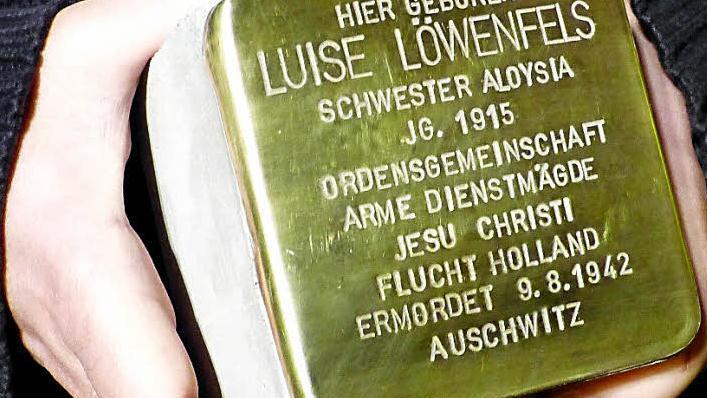 Am Stolperstein für Schwester Aloysia Luise Löwenfels versammelten sich die Trabelsdorfer zum Gedenken an alle Opfer des Holocaust.  Foto: Marion Krüger-Hundrup
