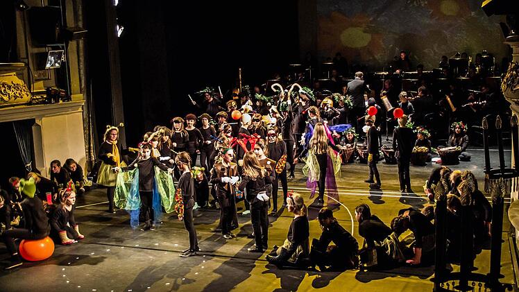 "Compose Janácek": Schüler aus Neustadt und Coburg präsentierten ihre Version der Oper "Das schlaue Füchslein" im Landestheater. Foto: Jochen Berger