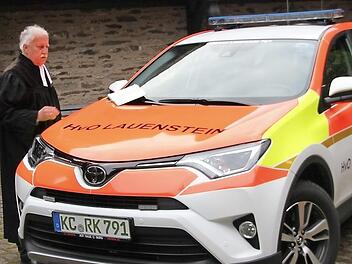Pfarrer Johann Beck nahm die kirchliche Segnung des neuen Einsatzfahrzeugs für die "Helfer vor Ort" vor. Foto: Veronika Schadeck