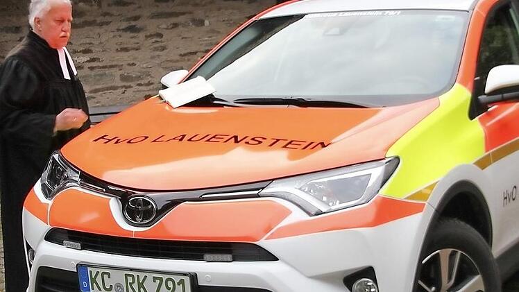Pfarrer Johann Beck nahm die kirchliche Segnung des neuen Einsatzfahrzeugs für die "Helfer vor Ort" vor. Foto: Veronika Schadeck