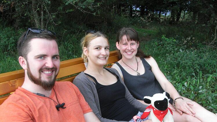 William Seyfarth aus Dresden, Lara Albert und Lara Bott aus Waldberg (v.l.) lieben Touren in die Rhön.  Foto: Joachim Rübel