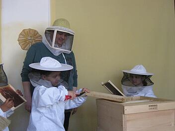 Spannend war das Anprobieren  der Imker-Schutzanz&uuml;ge. Foto: Sabine Scheuble