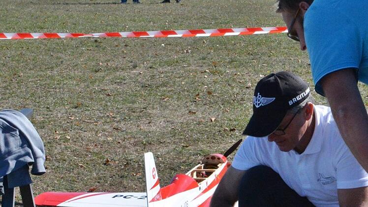 Fingerspitzengefühl war am Sonntag am Flugplatz des Aeroclub in Bad Königshofen gefragt, wenn dort die Piloten ihre Maschinen starteten. Foto: Hanns Friedrich