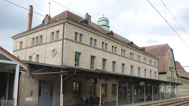 Das historische Kronacher Bahnhofsgebäude mit der Uhr auf dem Dach. Foto: Andreas Schmitt