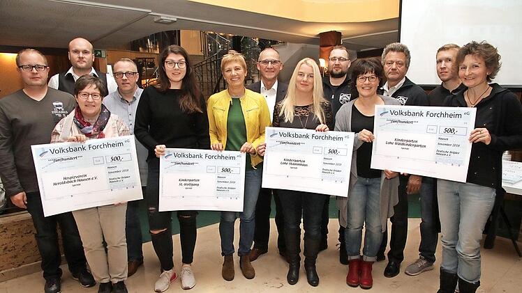 Die Spendenübergabe der "Deutschen Brüder Hausen" Foto: Mathias Erlwein