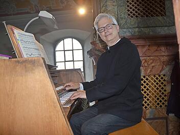 Roberto Seidel faszinierte mit eindrucksvollen Klängen zum Thema Glaube, Liebe, Hoffnung mit Werken großer Meister am Königsinstrument Orgel in der Wallfahrtskirche "Mariä Geburt" Glosberg.  Foto: K.- H. Hofmann