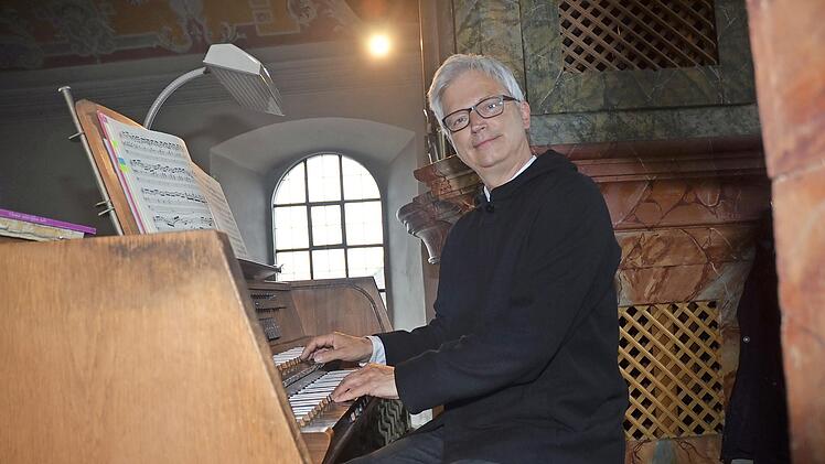 Roberto Seidel faszinierte mit eindrucksvollen Klängen zum Thema Glaube, Liebe, Hoffnung mit Werken großer Meister am Königsinstrument Orgel in der Wallfahrtskirche "Mariä Geburt" Glosberg.  Foto: K.- H. Hofmann