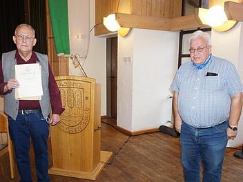 Sie stehen weit auseinander: Der bisherige Vorsitzende der Region Saale-Sinn Konrad Tripp (links) wurde vom Rhönklub-Präsidenten Jürgen Reinhardt mit dem Großen Ehrenzeichen des Rhönklubs ausgezeichnet. Tripp nahm die Ehrung an,  obwohl es vorher massive Differenzen gegeben hat. Foto: Marion Eckert