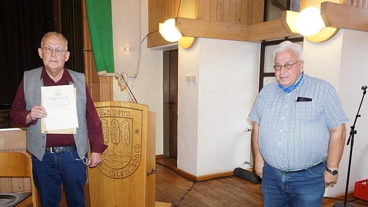 Sie stehen weit auseinander: Der bisherige Vorsitzende der Region Saale-Sinn Konrad Tripp (links) wurde vom Rhönklub-Präsidenten Jürgen Reinhardt mit dem Großen Ehrenzeichen des Rhönklubs ausgezeichnet. Tripp nahm die Ehrung an,  obwohl es vorher massive Differenzen gegeben hat. Foto: Marion Eckert