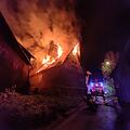 Einfamilienhaus in Vollbrand: 200 Kräfte kämpfen gegen Flammen