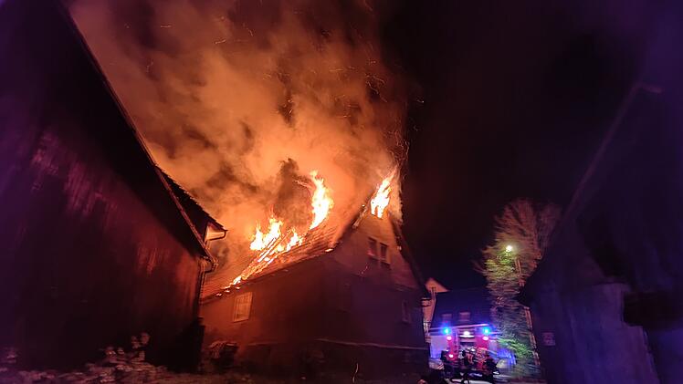 Einfamilienhaus in Vollbrand: 200 Kräfte kämpfen gegen Flammen