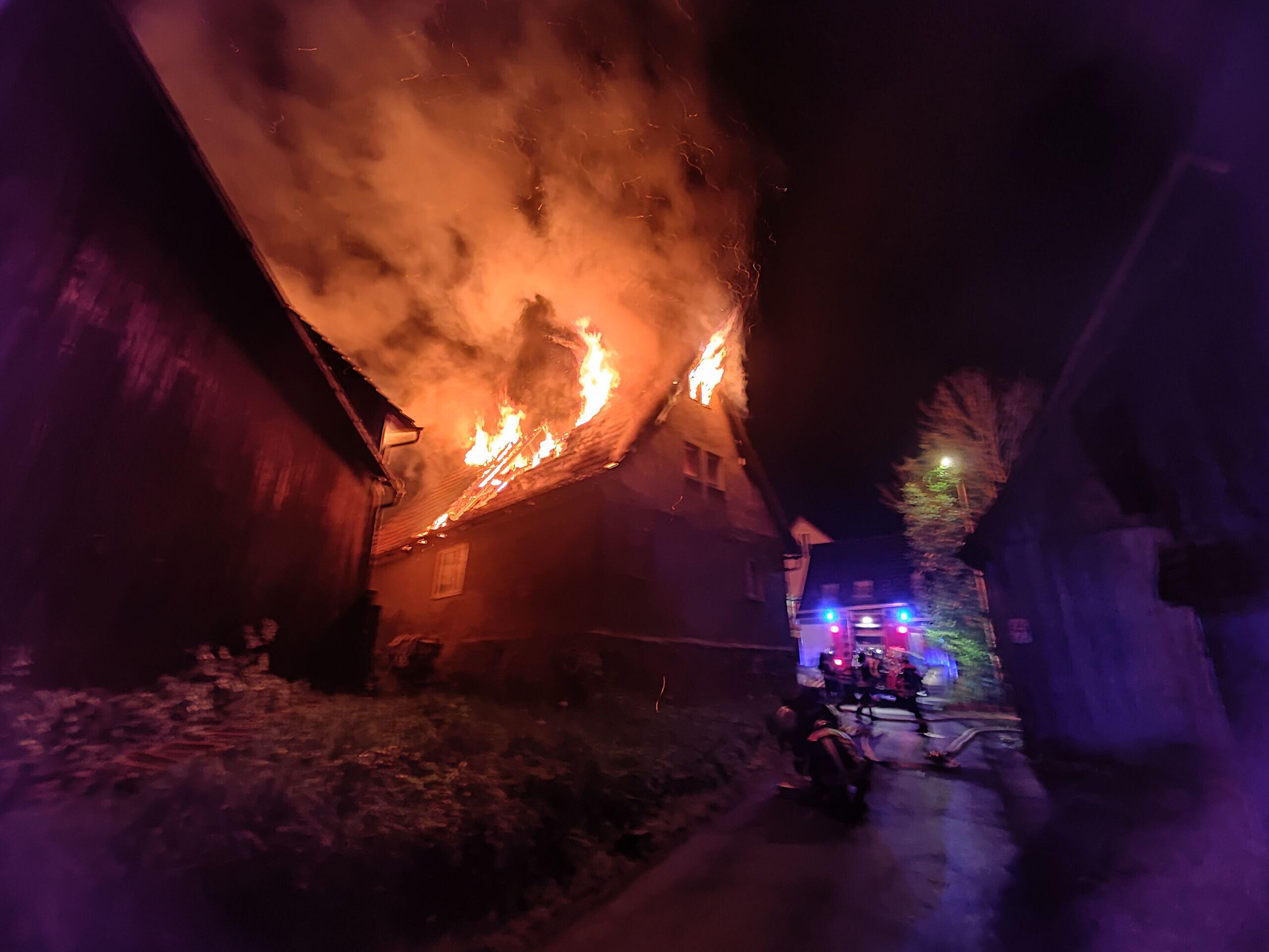 wollbach einfamilienhaus brennt in der nacht 200 feuerwehrleute im einsatz kripo ermittelt