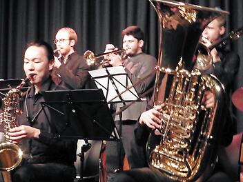 Konzentration beim Interpretieren der Jazz-Suite