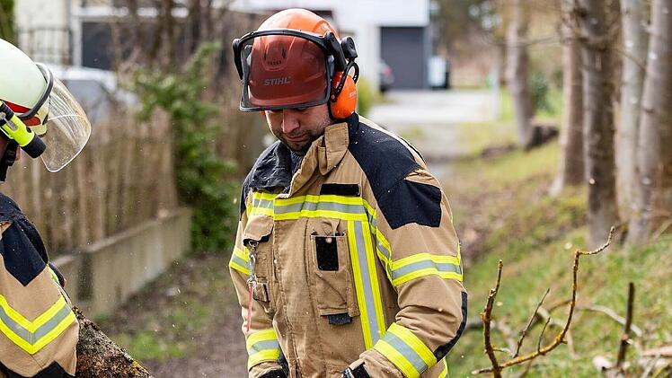 Forchheim: Baum stürzt auf Einfamilienhaus