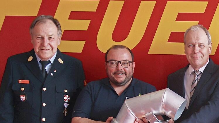 Übergabe der Füllarmatur für den neuen Löschwasserbehälter, v.l. Kreisbrandrat Benno Metz, Kommandant Ariel Karwacki und Roland Knoll, Kreisverbandsvorsitzender der Volks- und Raiffeisenbanken