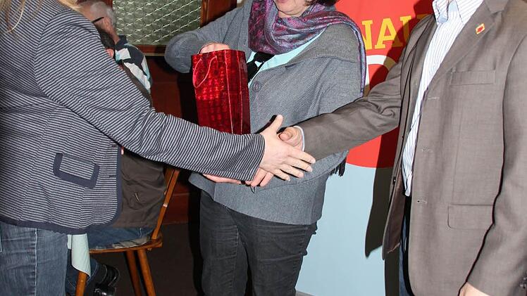 Ortsvereinsvorsitzende Ulrike Trunk (links) verabschiedete die beiden Gastredner mit einem Geschenk.