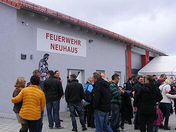 Buntes Treiben herrschte das ganze Wochenende über vor dem neuen Haus der FFW Neuhaus. Fotos: Mona Lisa Eigenfeld