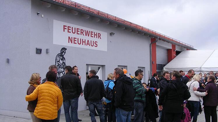 Buntes Treiben herrschte das ganze Wochenende über vor dem neuen Haus der FFW Neuhaus. Fotos: Mona Lisa Eigenfeld