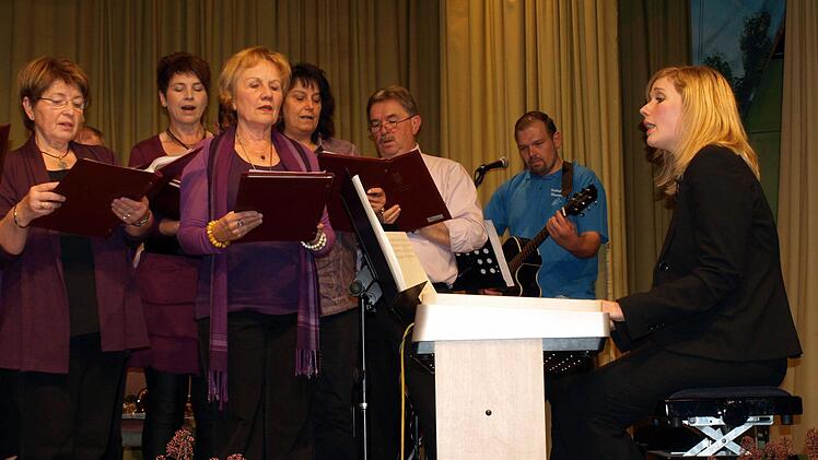 Beim "Ave Maria" begleitet Yvonne Schütz den Gesangverein Cäcilia am Keyboard, Christian Köstner spielt die Gitarre und singt das Solo.