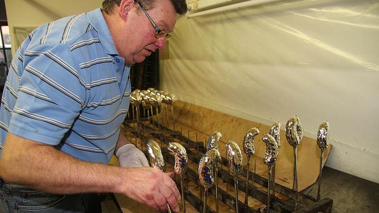 Erst müssen die Silbergürkchen trocknen, dann werden sie "begrünt".