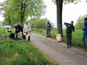 Schwer am Ackern waren Bernd Ledermann, Michael Scheler, Hans-Heinrich Ulmann, Wolfram Hirsch, Natalie Ott und Werner Pilz (von rechts).  Foto: Helke Renner