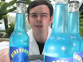 Absolut cool ist die Idee von Manuel Rösch. Er hat mit seinen Kollegen eine blaue Cola mit Heidelbeergeschmack entwickelt. Der Name: Bluetonium.  Fotos: Sonja Adam