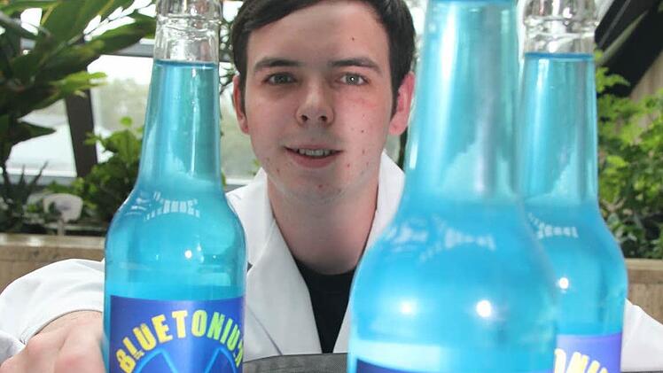 Absolut cool ist die Idee von Manuel Rösch. Er hat mit seinen Kollegen eine blaue Cola mit Heidelbeergeschmack entwickelt. Der Name: Bluetonium.  Fotos: Sonja Adam