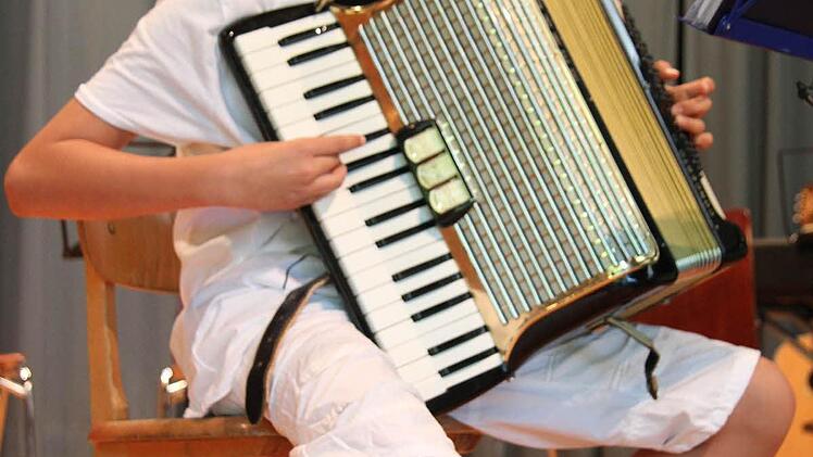 Nic Erhardt hat eine tolle Entwicklung hinter sich. Er interpretierte die Volksweise "Hohe Tannen".