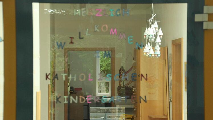 "Herzlich willkommen im Katholischen Kindergarten", ist an der gläsernen Eingangstür zu lesen.